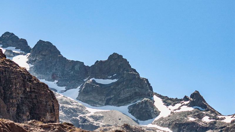 Cumbres rocosas con manchas de nieve en la zona del glaciar El Morado, Cajón del Maipo