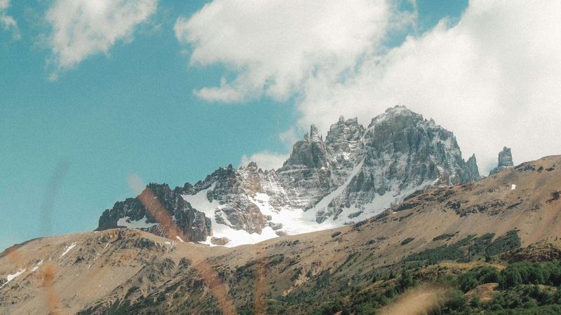 Macizo del Cerro Castillo con su característica forma de aguja rocosa nevada, vista desde la vegetación de la zona