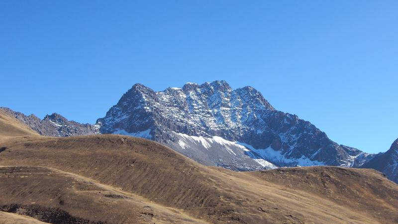 Cumbre nevada de alta montaña en la cordillera de Los Andes cerca de Santiago