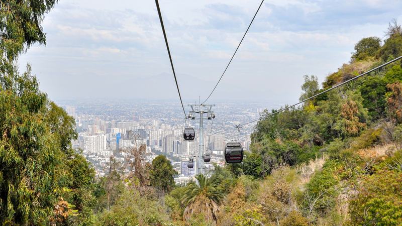Teleférico del Cerro San Cristóbal con vista panorámica de Santiago de fondo