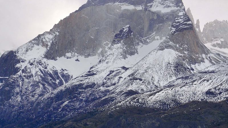 Los Cuernos del Paine, formación rocosa con cumbres oscuras vistas desde el sendero del W