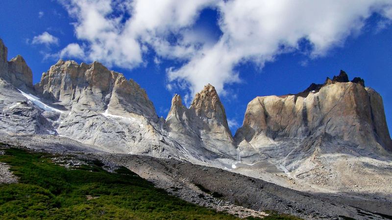 Macizo rocoso del Valle Francés con bosque de lenga en primer plano