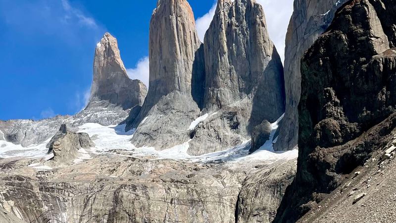 Las tres torres de granito de Torres del Paine vistas desde la base, con nieve y glaciar a sus pies